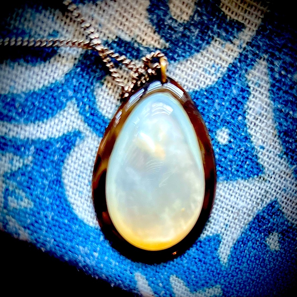 Rare-Vintage Tahiti 1961 mother of pearl necklace pendant with chain.